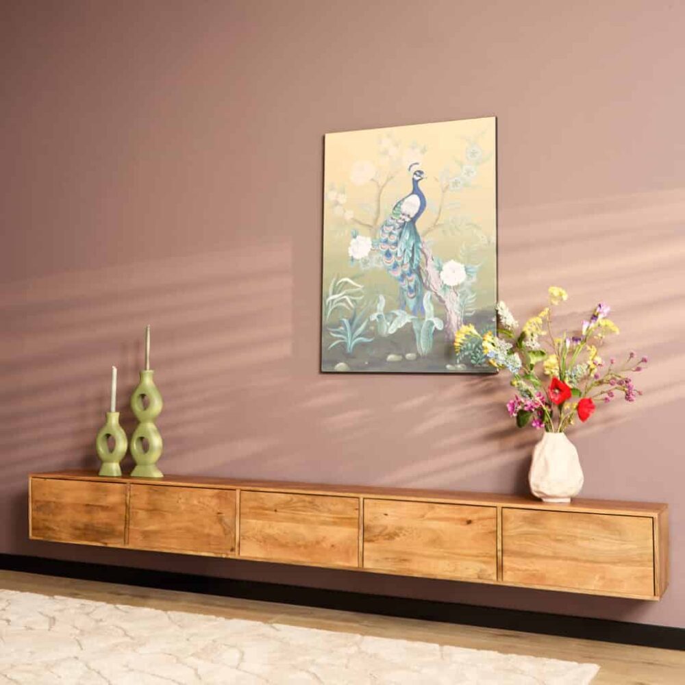 Elegante houten wandkast met laden voor moderne opbergruimte en decoratie.