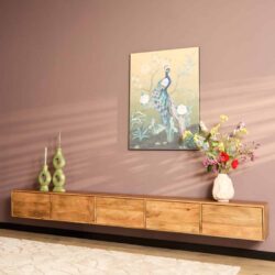 Elegante houten wandkast met laden voor moderne opbergruimte en decoratie.