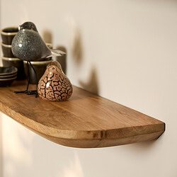 Eikenhouten wandplank met decoratieve keramiek beeldjes en servies.