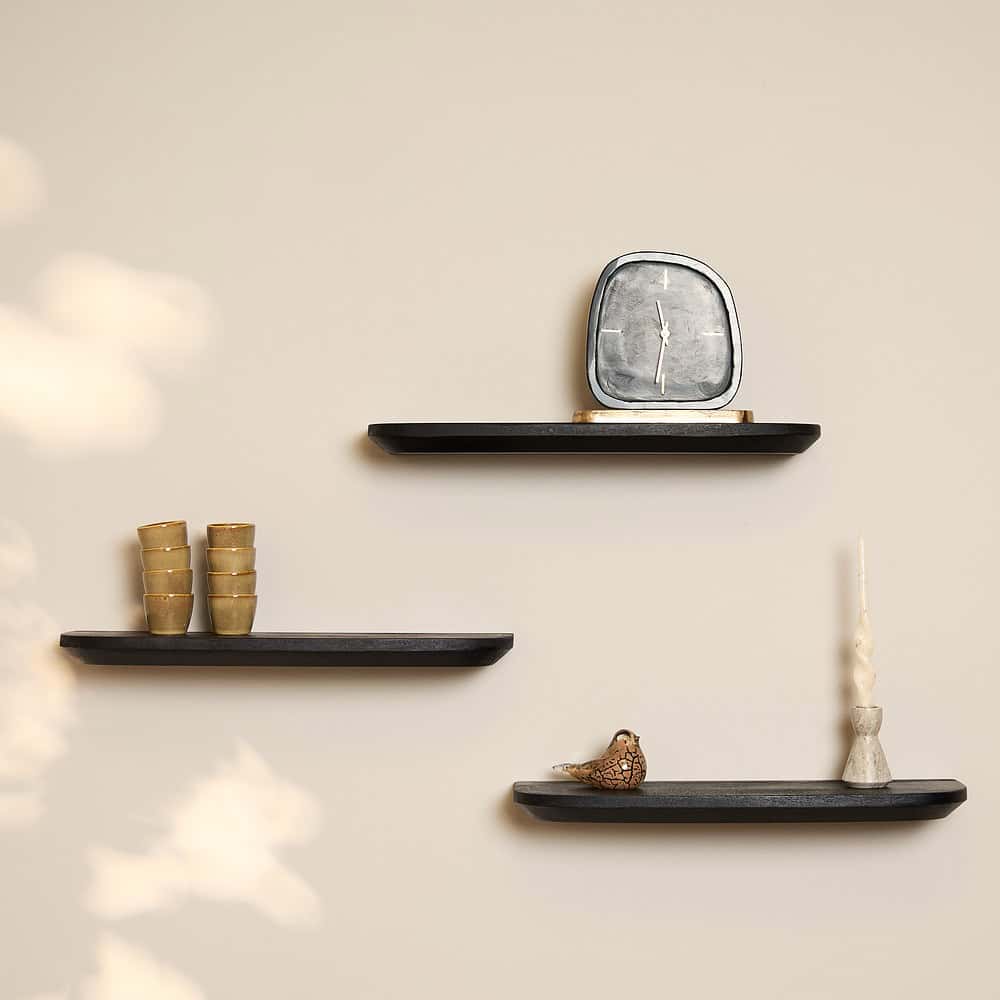 STF-2832-2 Elegant zwarte wandplanken met decoratieve items, moderne muurklok en keramische accessoires voor stijlvol interieur - Mokana Meubelen, specialist in maatwerk meubels en woondecoratie.