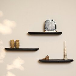 STF-2832-2 Elegant zwarte wandplanken met decoratieve items, moderne muurklok en keramische accessoires voor stijlvol interieur - Mokana Meubelen, specialist in maatwerk meubels en woondecoratie.