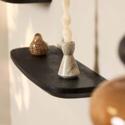 STF-2832-3-1024x1024 Unieke zwarte houten wandplank met decoratieve accessoires, passend bij Mokana Meubelen voor een stijlvolle interieurafwerking.