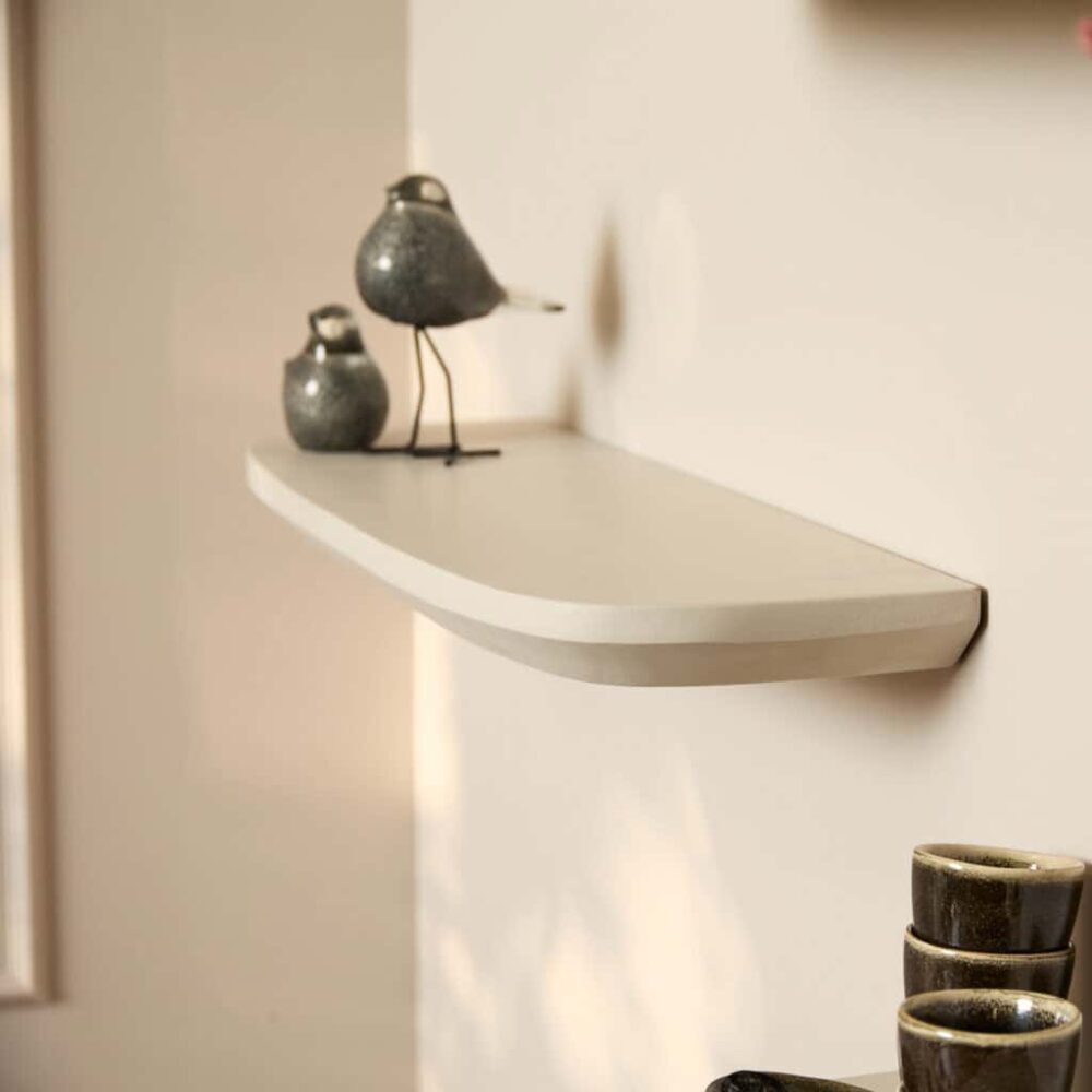 Elegant witte wandplank met decoratieve zwart-grijze keramiek vogels en accenten, perfect voor stijlvolle interieurs en maatwerk meubels.