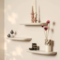 Elegante wandplanken van Mokana Meubelen voor een stijlvolle interieurdecoratie in woonkamer of slaapkamer. Modern design met strakke lijnen en natuurlijke afwerkingen.