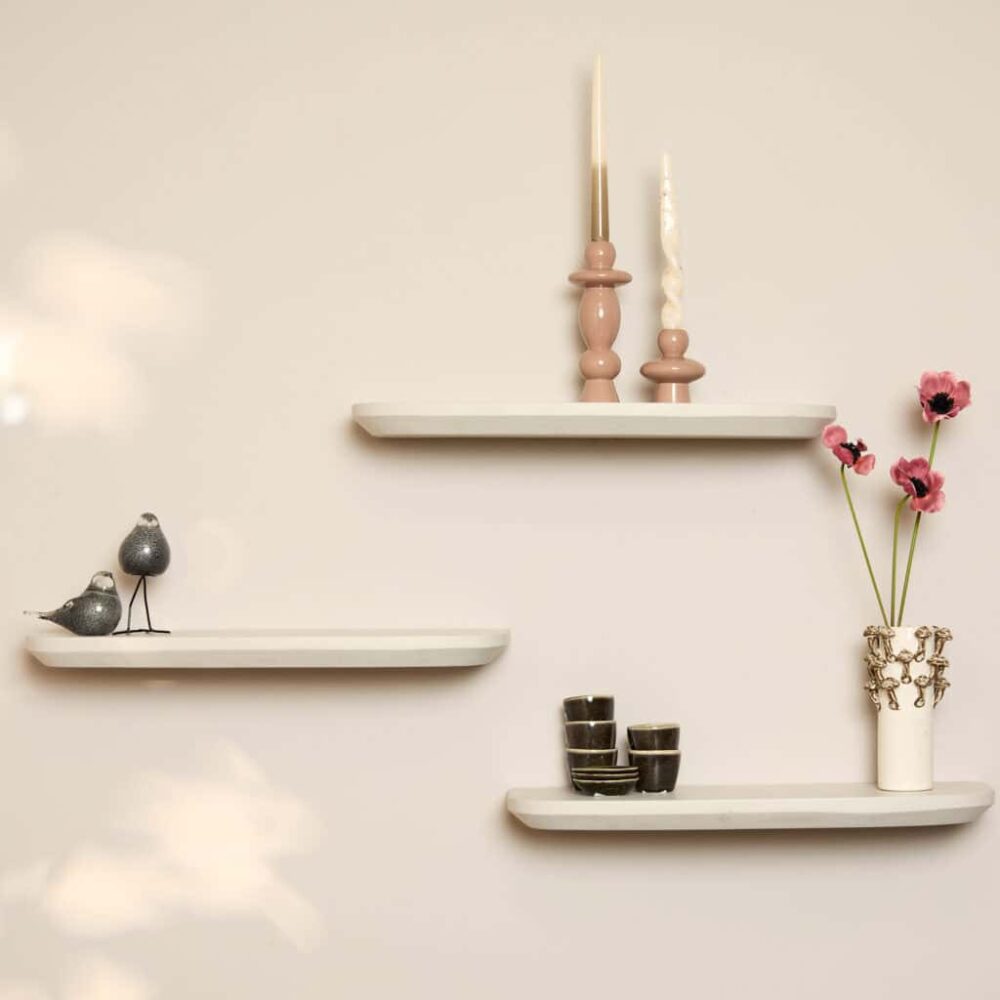 Elegante wandplanken met decoratieve accessoires voor modern interieur design, gemaakt door Mokana Meubelen, bieden stijlvolle opbergruimte en sfeer in huis.