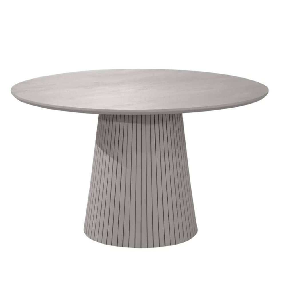 Elegante witte eettafel van Mokana Meubelen met een ronde vorm en geribbelde basis, perfect voor moderne eetkamers en stijlvolle interieurs.