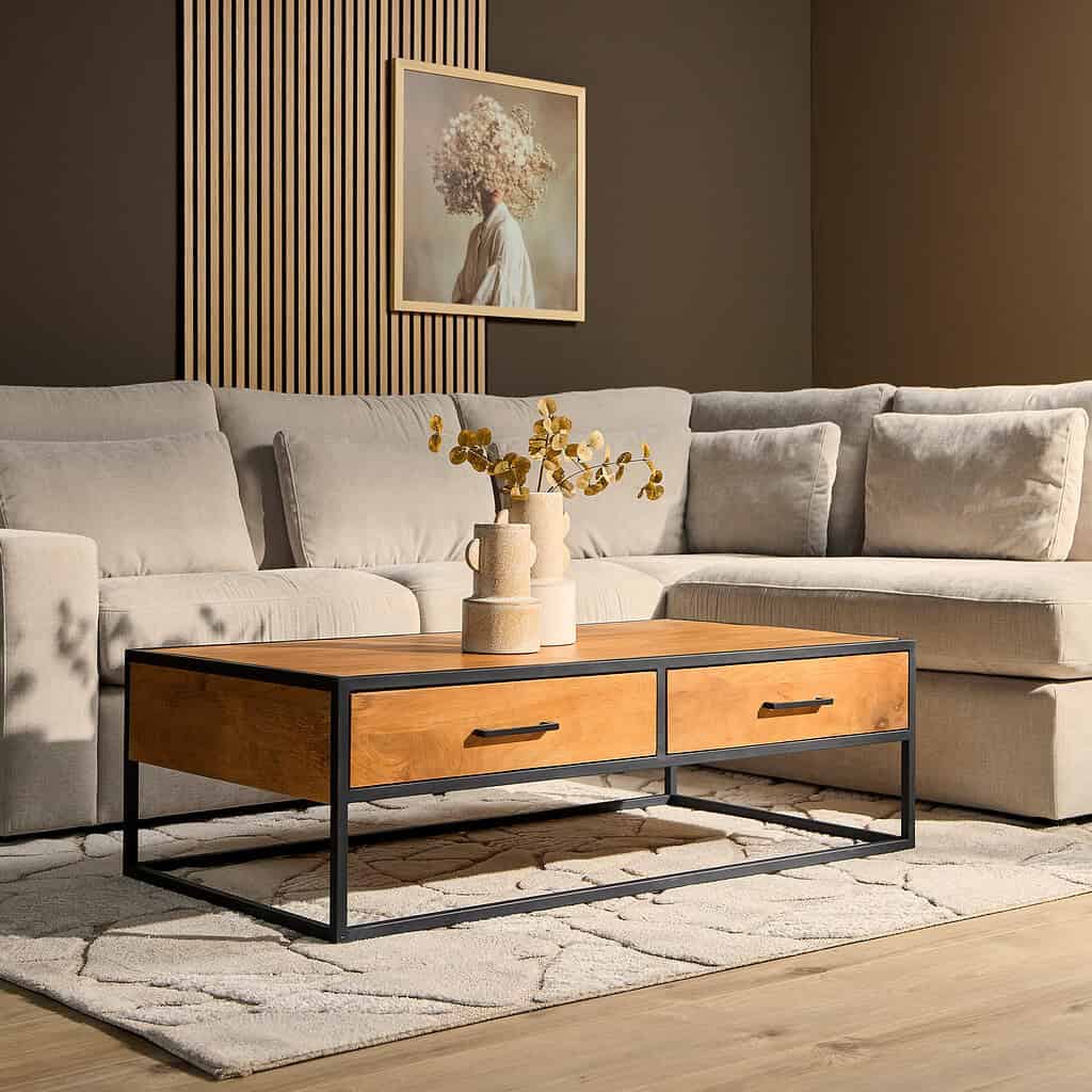 Moderne Salontafel met houten blad en zwart metalen frame, perfect voor woonkamerinterieur. Bauernhout en industrieel design combineren voor een stijlvolle en functionele uitstraling.