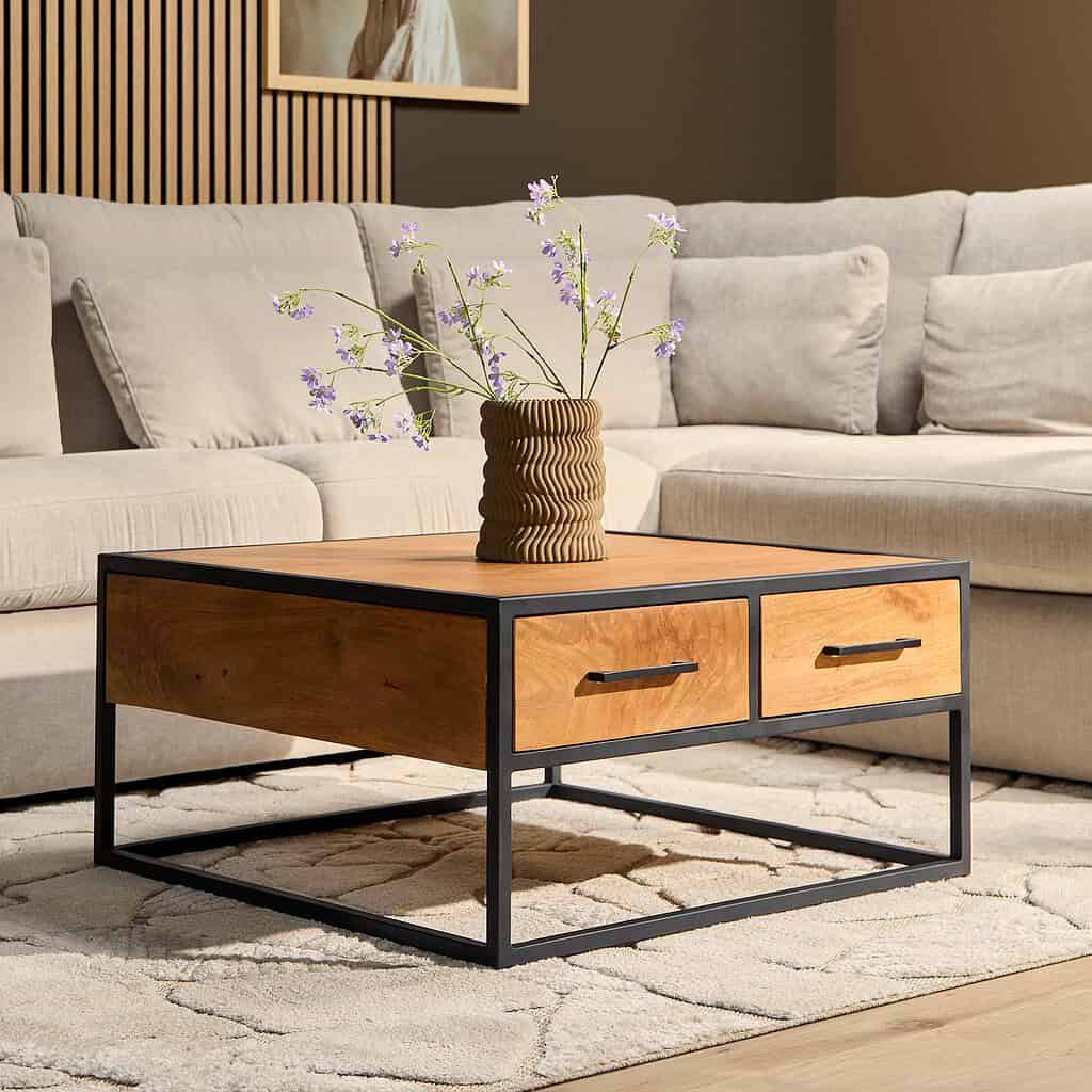 Kleurijke houten salontafel met zwart metalen frame en twee lades, modern design en opbergmogelijkheden, perfecte aanvulling voor een eigentijdse woonkamer.