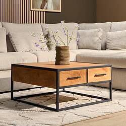 Kleurijke houten salontafel met zwart metalen frame en twee lades, modern design en opbergmogelijkheden, perfecte aanvulling voor een eigentijdse woonkamer.