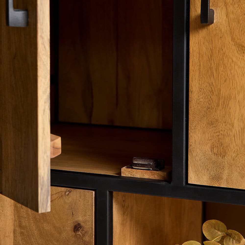 Hoogwaardig houten meubel met strak zwart metalen frame, perfect voor modern interieur. Mokana Meubelen biedt duurzame en stijlvolle opbergmeubels op maat.