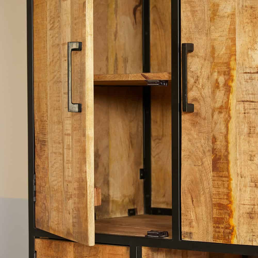 Naturale houten kast met zwart metalen accenten, handgemaakt op maat, ideaal voor een moderne en rustieke interieurstijl.