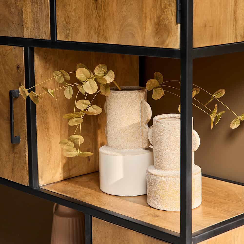 Elegante houten opbergkast met zwarte metalen frame, modern design, mooie decoratie van keramische vazen en eucalyptus bladeren voor een stijlvolle interieuraccent.