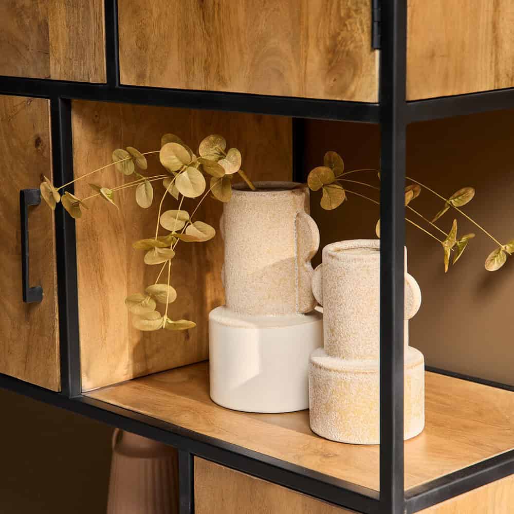 Robuuste houten en metalen boekenkast met open vakken voor een modern interieur. Perfect voor het creeren van extra opbergruimte en stijl in woonkamer of kantoor.