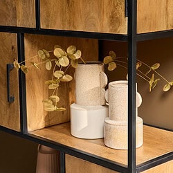 Robuuste houten en metalen boekenkast met open vakken voor een modern interieur. Perfect voor het creeren van extra opbergruimte en stijl in woonkamer of kantoor.