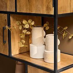 Elegante houten opbergkast met zwarte metalen frame, modern design, mooie decoratie van keramische vazen en eucalyptus bladeren voor een stijlvolle interieuraccent.