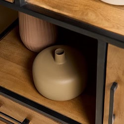 Eco-vriendelijke aardewerken vaas op een modern houten meubel, perfect voor een gezellige interieurdecoratie.