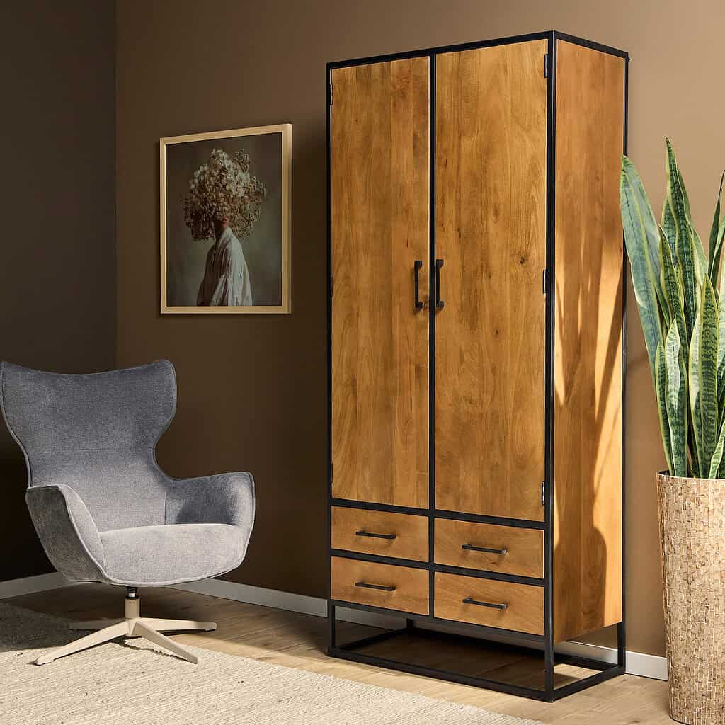 Moderne houten kast met zwart metalen frame en vier diepe lades, perfect voor stoere en stijlvolle interieuraccenten.