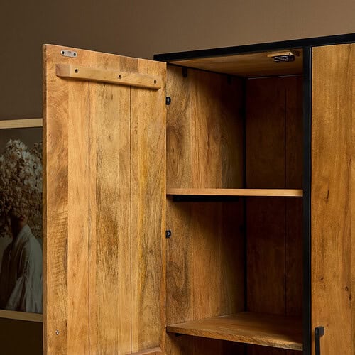 Elegante houten kast met zwart metalen accenten, perfect voor stijlvolle opbergruimte in huis. Hoogwaardige afwerking en modern design voor een warme uitstraling.