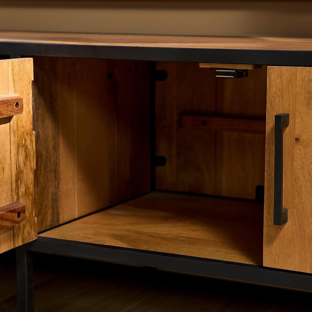 Stoere houten kast met zwarte metalen frame, perfect voor moderne interieur styling en opbergruimte, ontworpen door Mokana Meubelen.