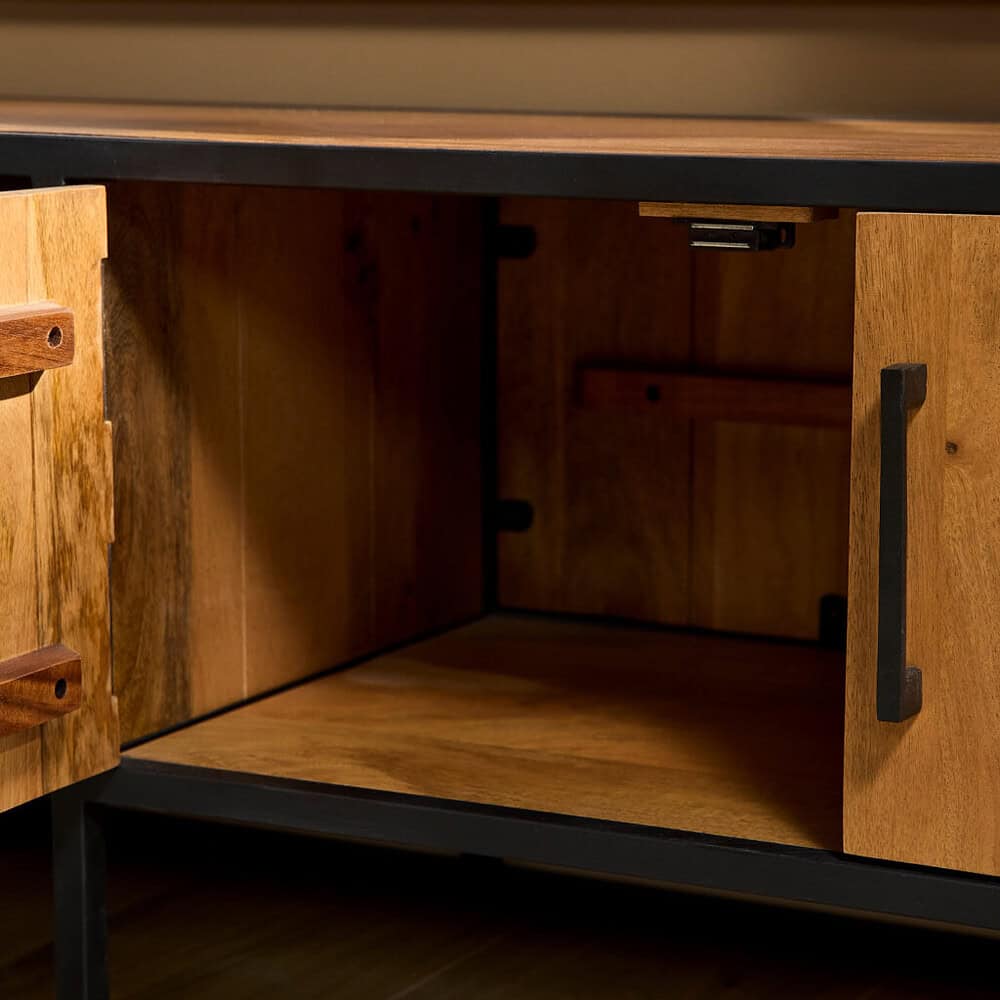 Strak houten dressoirkastje met zwarte metalen frame en vakken voor ruime opbergruimte, perfect voor elke moderne woonkamer of slaapkamer.