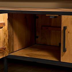 Stoere houten kast met zwarte metalen frame, perfect voor moderne interieur styling en opbergruimte, ontworpen door Mokana Meubelen.