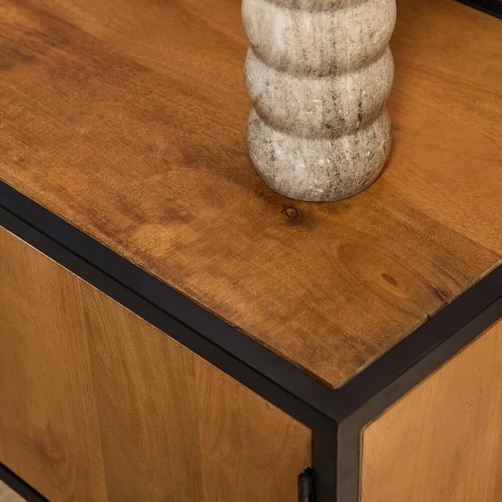 Hoogwaardige houten meubelen met strakke zwarte metalen details, perfect voor een moderne en stijlvolle woonkamer of kantooromgeving.