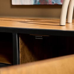 Elegante houten meubel met zwart metalen frame, perfect voor moderne wooninterieurs en multifunctioneel gebruik.