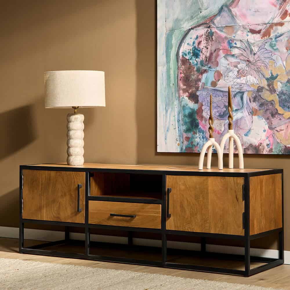 Houten tv-meubel met zwart metalen frame, modern design, geschikt voor woonkamer, meerdere opbergvakken, warm houten accent, stijlvolle en praktische meubelkeuze.
