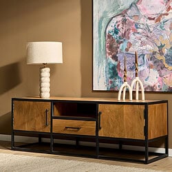 Houten tv-meubel met zwart metalen frame, modern design, geschikt voor woonkamer, meerdere opbergvakken, warm houten accent, stijlvolle en praktische meubelkeuze.