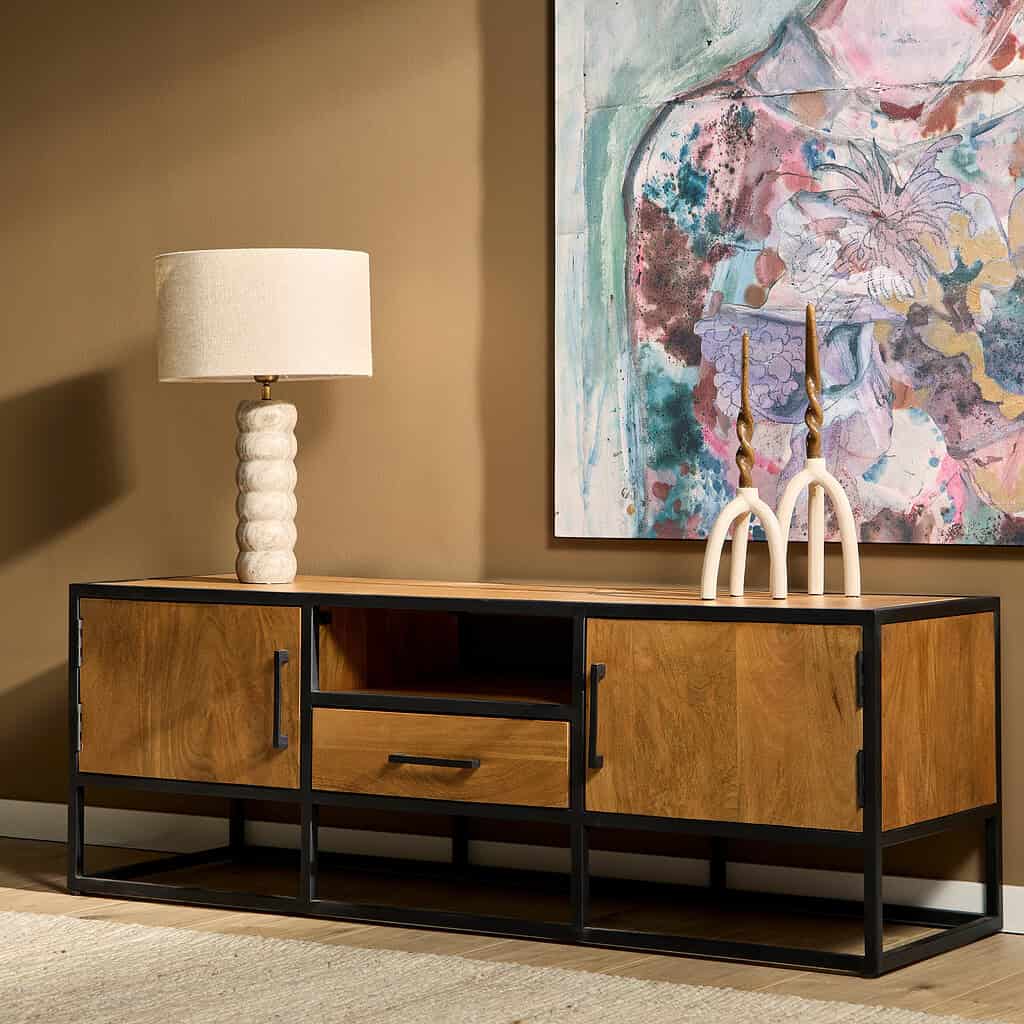 Sfeervolle houten en metalen tv-meubel van Mokana Meubelen met opbergvakken en lade, ideaal voor een warme en moderne woonkamer.