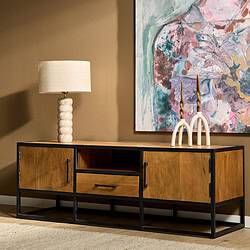 Sfeervolle houten en metalen tv-meubel van Mokana Meubelen met opbergvakken en lade, ideaal voor een warme en moderne woonkamer.