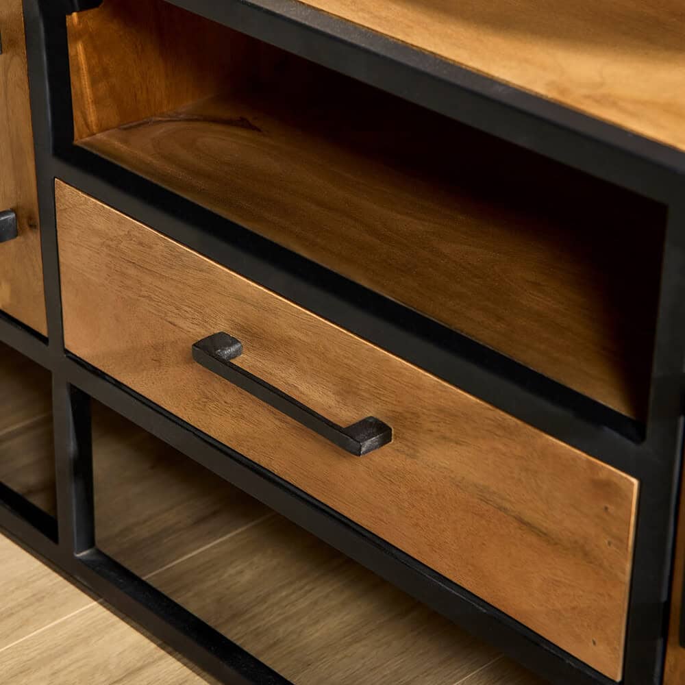 Robuuste houten kast met zwart metalen frame, modern design en ruime lades voor opbergruimte. Perfect voor vintage en industrieel interieur, handgemaakt vakmanschap van Mokana Meubelen.