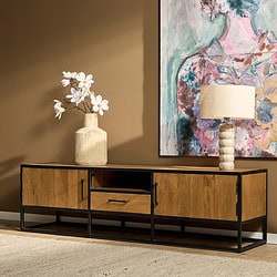 Elegant houten TV-meubel met zwart metalen frame, modern design en handige opbergruimte voor je woonkamer. Perfect voor een stijlvolle en functionele inrichting.