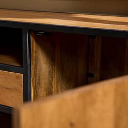 Rustieke eetkamertafel met zwart metalen frame en massief houten blad, stijlvolle en duurzame meubelkeuze voor moderne interieurs.