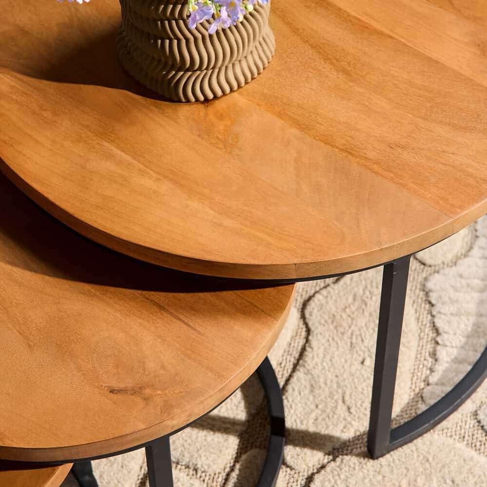 Hoogwaardige houten salontafels met metalen frame, modern en tijdloos design, handgemaakt van massief hout, verkrijgbaar bij Mokana Meubelen.