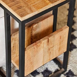 Moderne houten bijzettafel met zwart metalen frame, stijlvol meubelstuk voor woonkamer of hal. Perfect voor decoratie en opbergen, handgemaakt, ambachtelijk design.