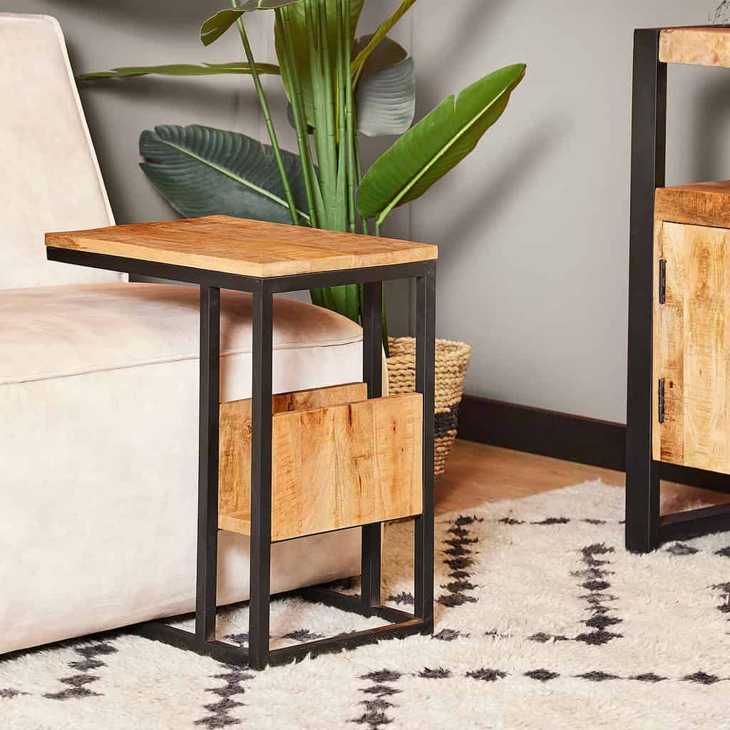 Massief houten bijzettafel met zwart metalen frame, modern en stevig design voor woonkamer of slaapkamer.