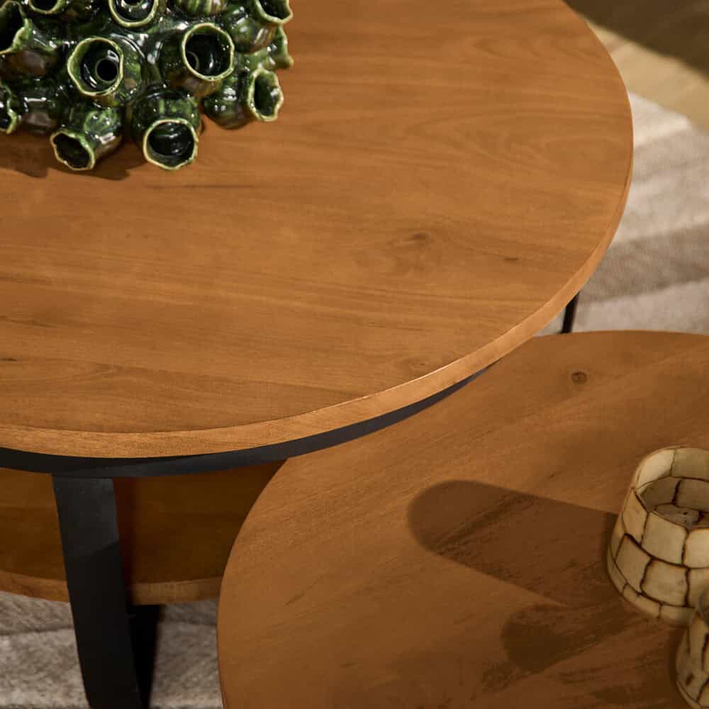 Landelijke houten eettafel met zwart metalen poten, elegante natuurgetinte houten tafels van Mokana Meubelen, duurzame houten meubelen voor moderne en landelijke interieurs, hoogwaardige houten meubels op maat.
