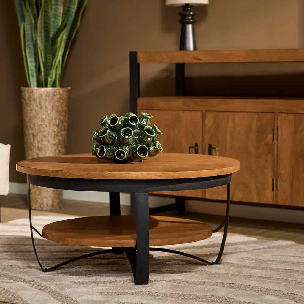 Vintage houten salontafel met zwart metalen legsupport, modern design meubels voor woonkamer, luxe wooninterieur en decoratie accessoires.