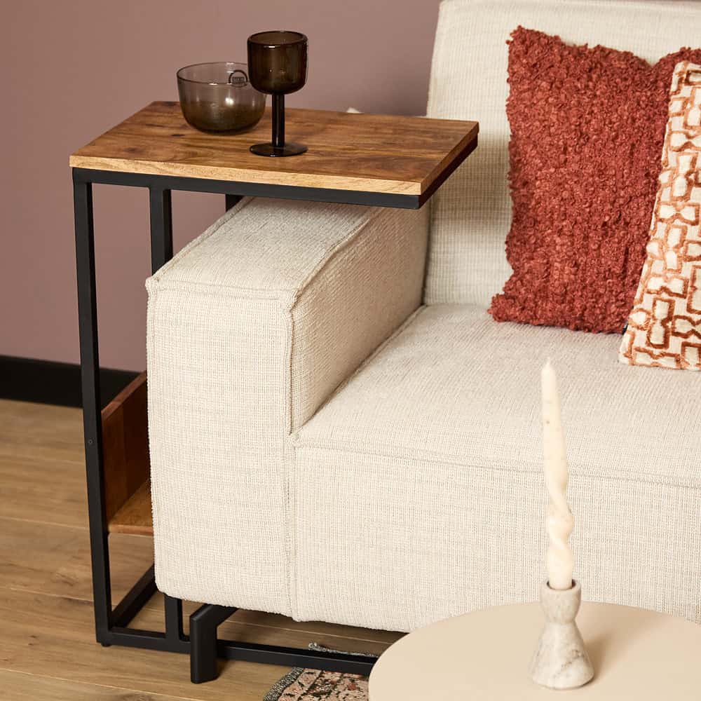 Moderne bijzettafel naast bank, gecombineerd met stijlvolle woonkamerstoelen en decoratief accessoire, perfect voor een elegant interieur.