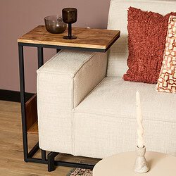 Moderne bijzettafel naast bank, gecombineerd met stijlvolle woonkamerstoelen en decoratief accessoire, perfect voor een elegant interieur.