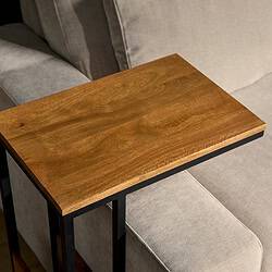 Groot houten bijzettafel in woonkamer setting met beige bank, modern industrieel ontwerp, van high kwaliteit massief hout, perfecte aanvulling voor interieur, Mokana Meubelen.