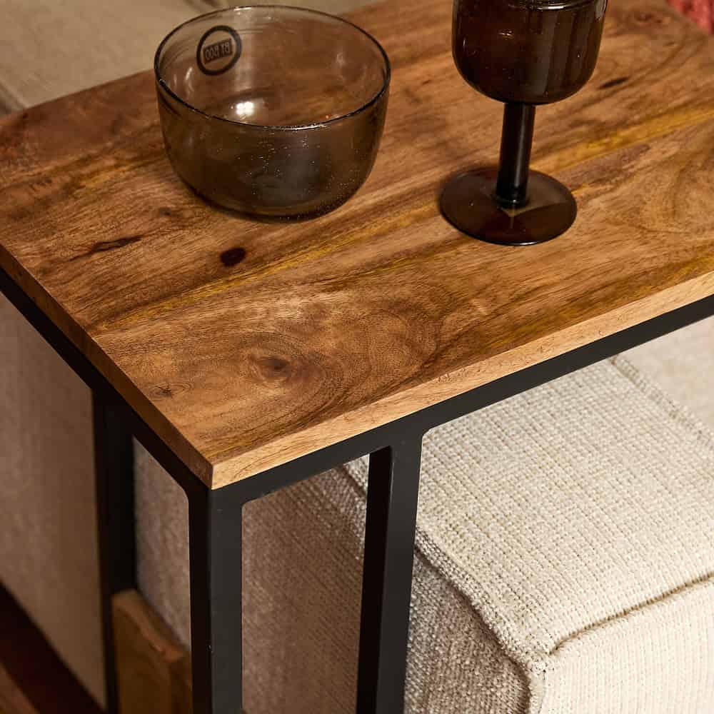 Natuurlijke houten salontafel met zwart metalen frame, modern en stijlvol meubelstuk van Mokana Meubelen voor een warme uitstraling.