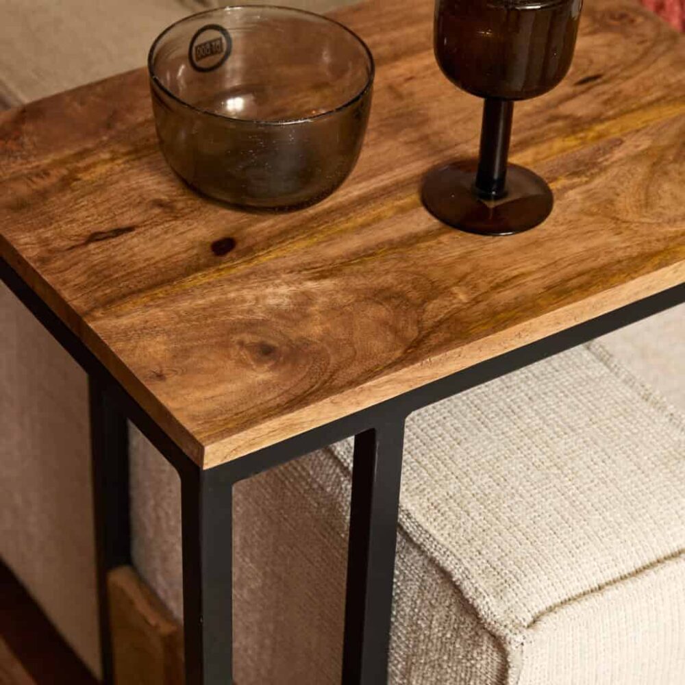 Eikenhouten bijzettafel met zwart metalen frame, unieke natuurlijke houtnerf en elegante uitstraling. Perfect voor modern en landelijk interieur, ruwe afwerking en duurzame kwaliteit.