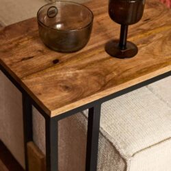 Eikenhouten bijzettafel met zwart metalen frame, unieke natuurlijke houtnerf en elegante uitstraling. Perfect voor modern en landelijk interieur, ruwe afwerking en duurzame kwaliteit.