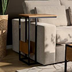 - Moderne bijzettafel met houten en metalen elementen, passend bij stijlvolle en functionele woonkamer meubelen.