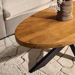 Grote natuurlijke houten salontafel met zwart metalen onderstel, stijlvolle woonaccessoire voor moderne interieurs.