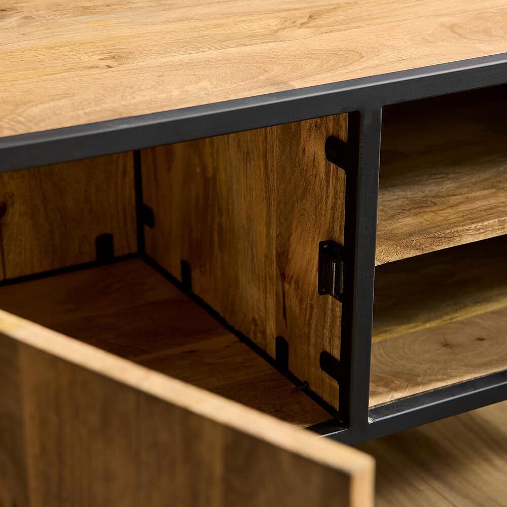 Handmade massief houten meubel met zwart metalen frame, modern en industrieel ontwerp, geschikt voor woonkamer of kantoor, duurzame en stijlvolle woonaccessoire van Mokana Meubelen.