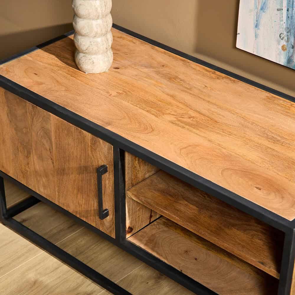 Gemaakt met massief hout en een zwart metalen frame, uniek dressoir van Mokana Meubelen, perfect voor een moderne woonkamer, industrieel design, duurzaam en functioneel meubelstuk.