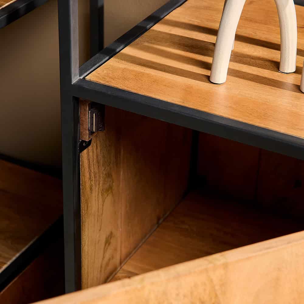 Natuurlijke houtkisten en metalen frame in een moderne Mokana meubelstuk.